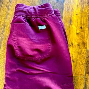 Figs Zamora scrub joggers. Women’s small, burgundy